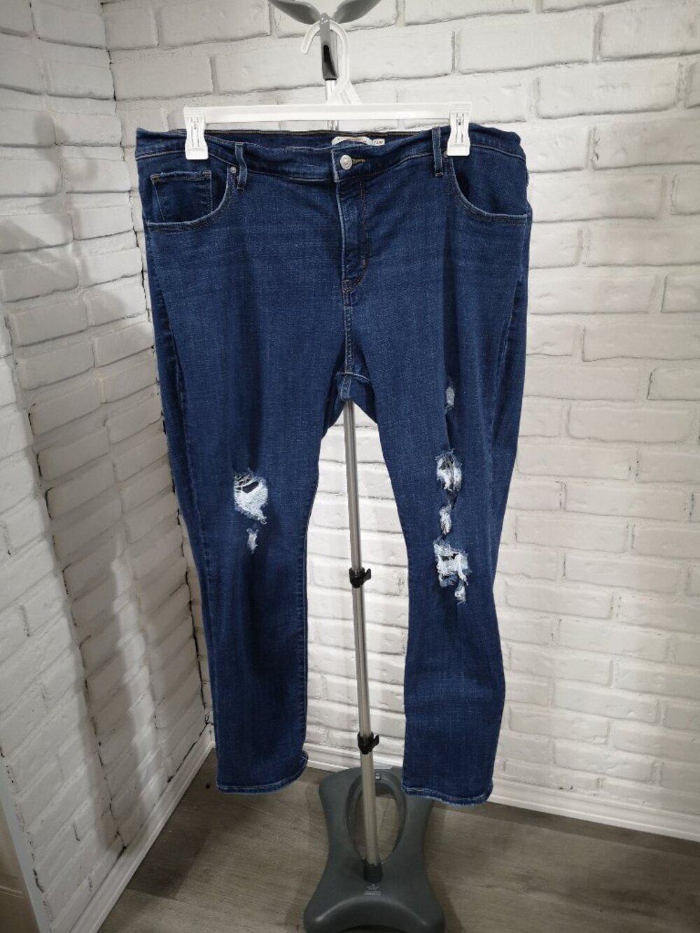 Levi's #311 Ladies Size 22W Medium Wash Distressed Front Shaping Skinny Jeans